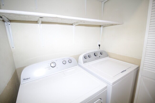 Building Photo - 2-Bedroom Waterfront Townhouse with Commun...