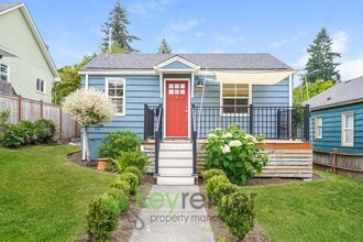 Building Photo - Inviting 3bed Seattle Home with Garage, Yard, and Parking!