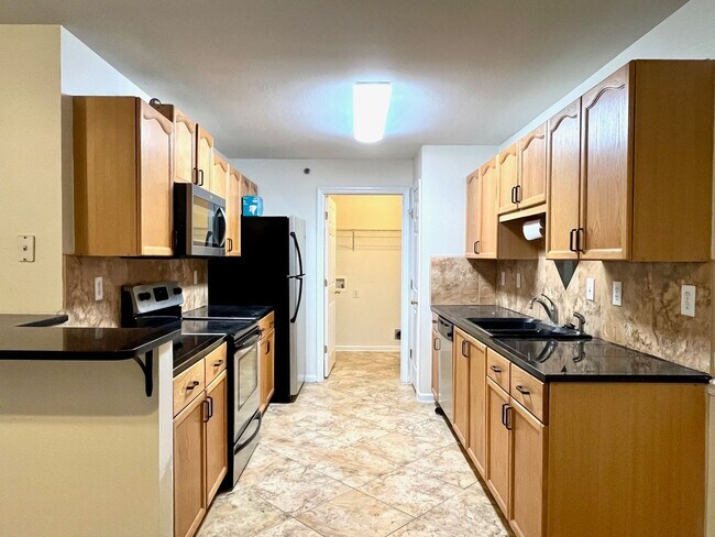 Building Photo - 2 Bed/2 Bath, Gated Community, Close to Sh...