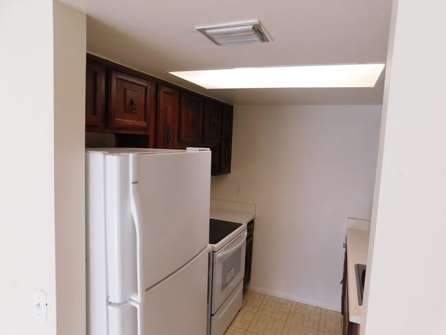 Building Photo - Large 1 Bed  Condo, w/Bonus Room (Office?) & 1 1/2 Bath