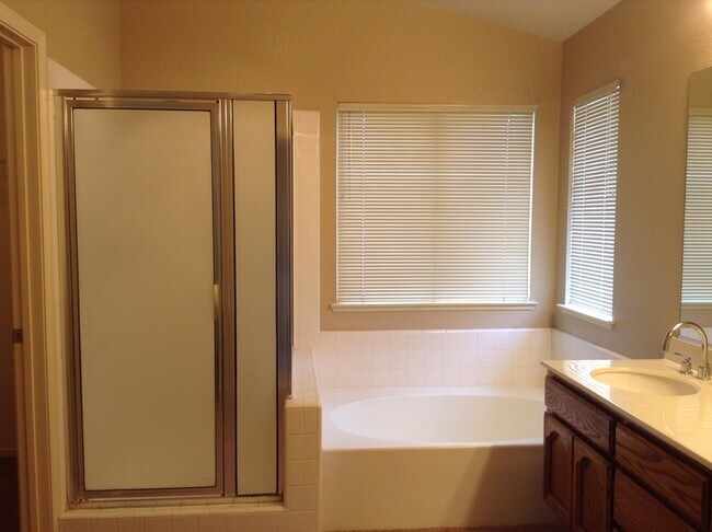 Building Photo - Beautiful 5 bedroom 3 bath home located in Antelope!