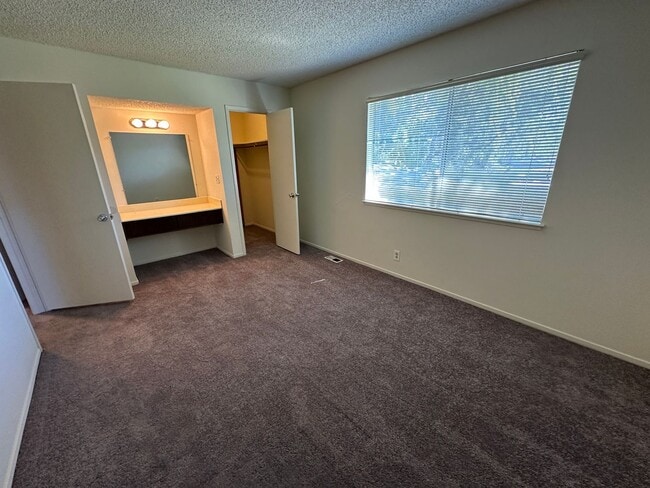 Building Photo - Townhouse 2 bedroom 1 bath, new paint. new...