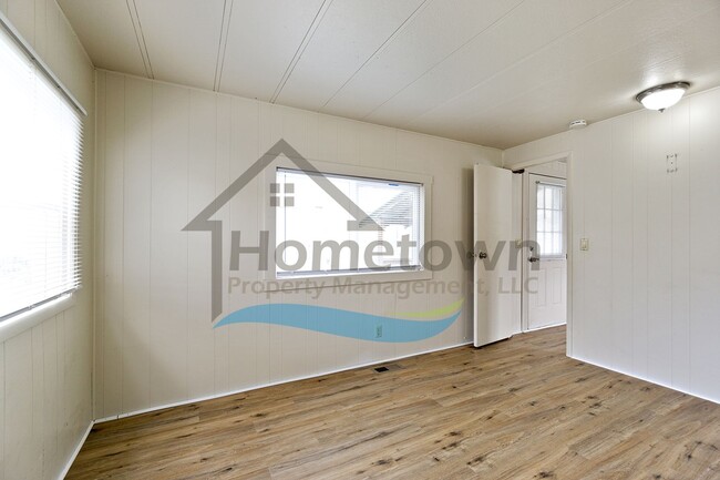 Building Photo - 2 Bedroom 2 Bath Home with Off-Street Park...