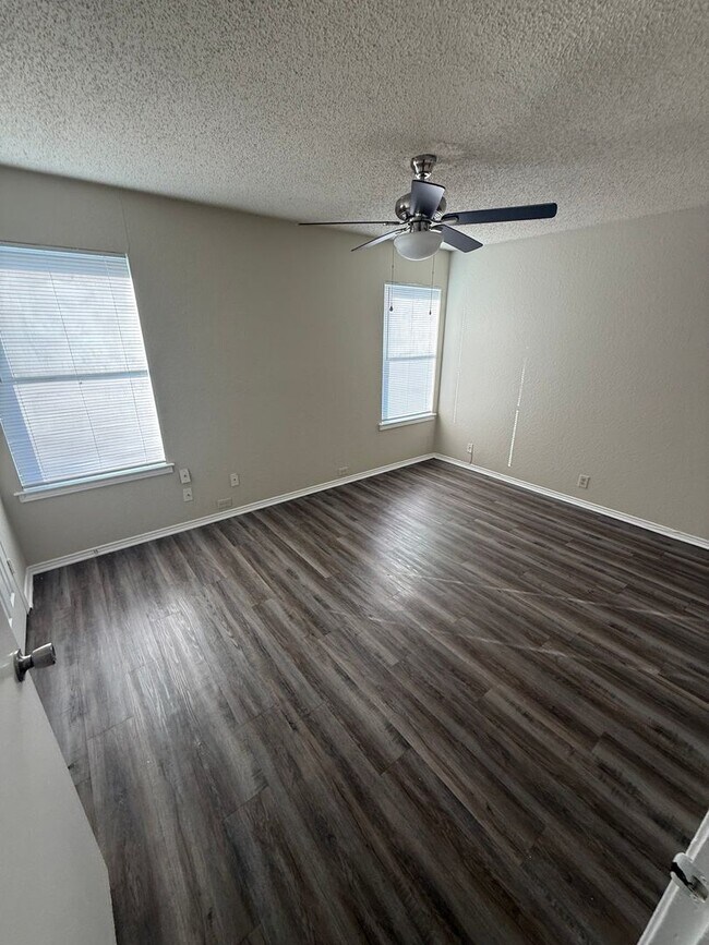 Building Photo - GLENBROOK6728-30