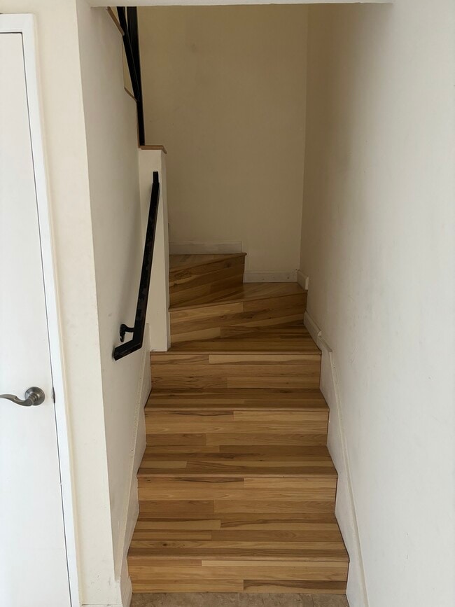 Building Photo - 1007 S Catalina Ave