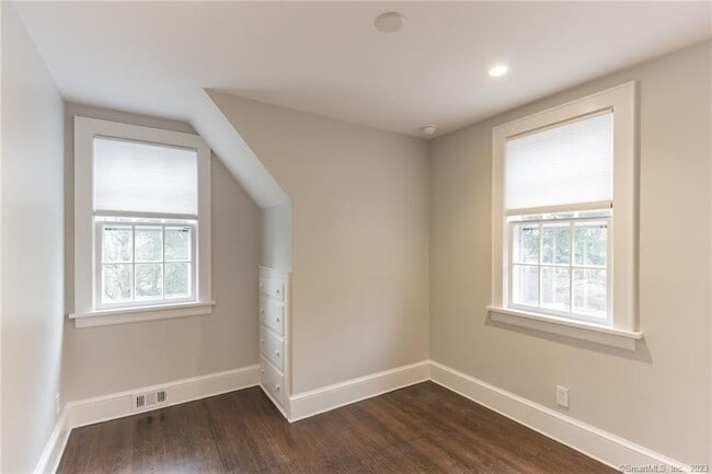 Building Photo - 49 Sunset Dr