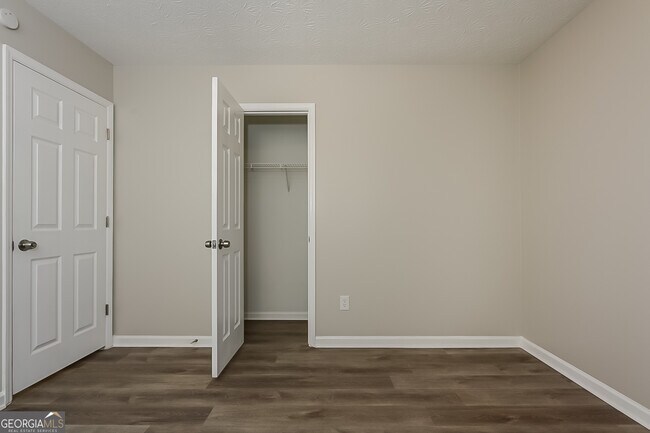 Building Photo - 561 Sunnyhill Dr