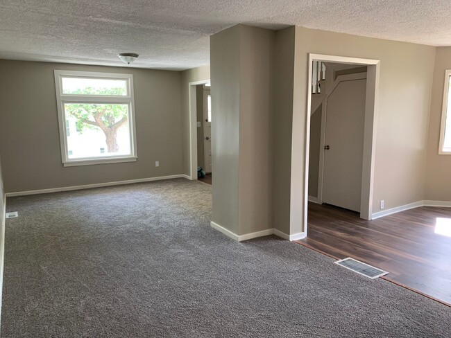 Building Photo - AVAILABLE April 1st - 3 BED 1 BATH