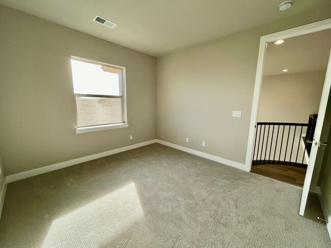 Building Photo - 5 bed 4 Bath IMMACULATE NEW BUILD in THORNTON!!