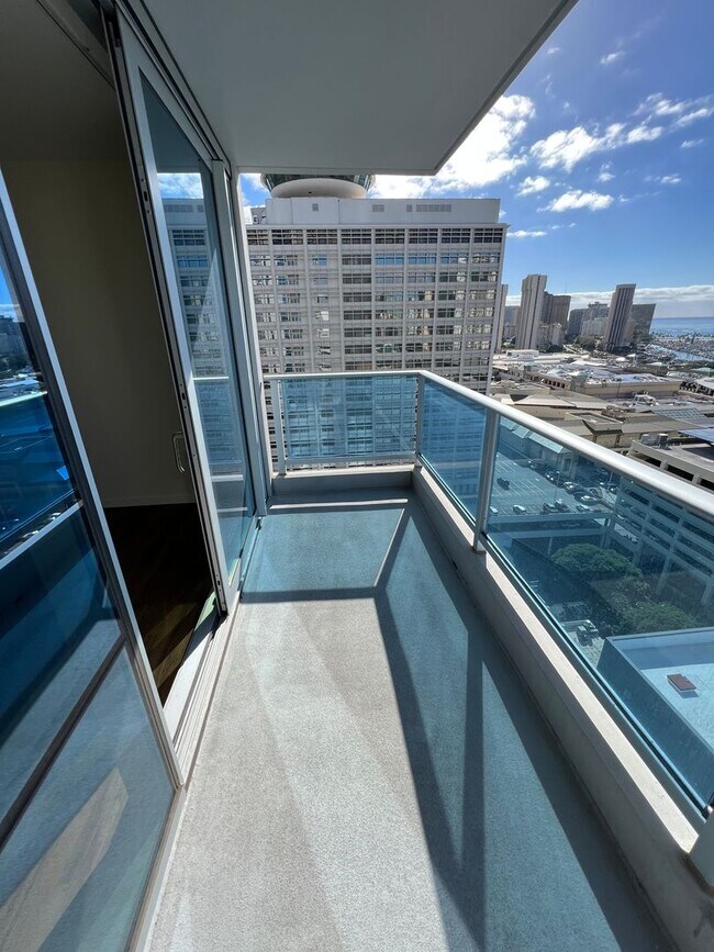 Building Photo - ** 2 BEDROOM 2 BATH** 2 covered PARKING, O...