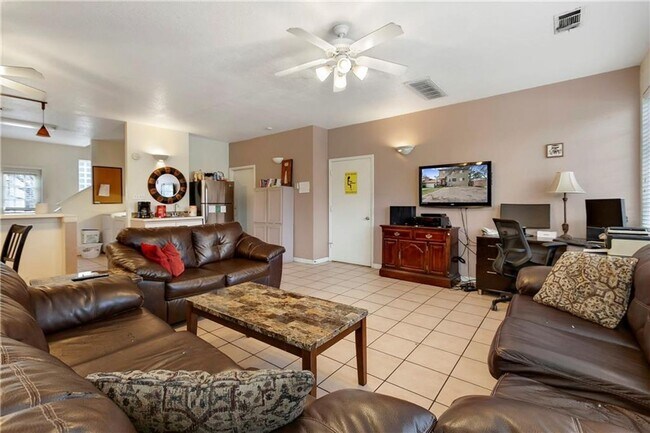 Building Photo - Duplex 11 Bedrooms 6 Baths Available August 2025