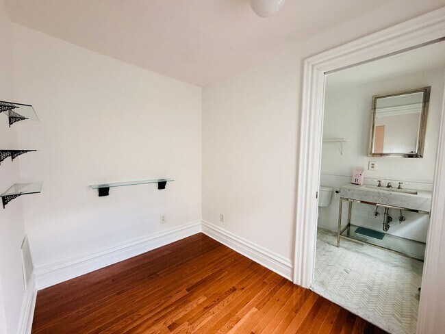 Building Photo - Lovely 3 story home with en-suiteS and private outdoor patio!