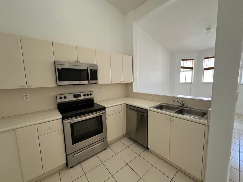 Building Photo - 1651 SE 28th Ct