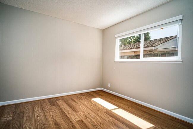 Building Photo - AVAILABLE NOW - 3Bed/2Bath Home for rent i...