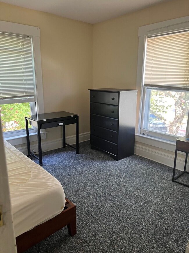 Building Photo - 7 Bedroom located Downtown Ann Arbor