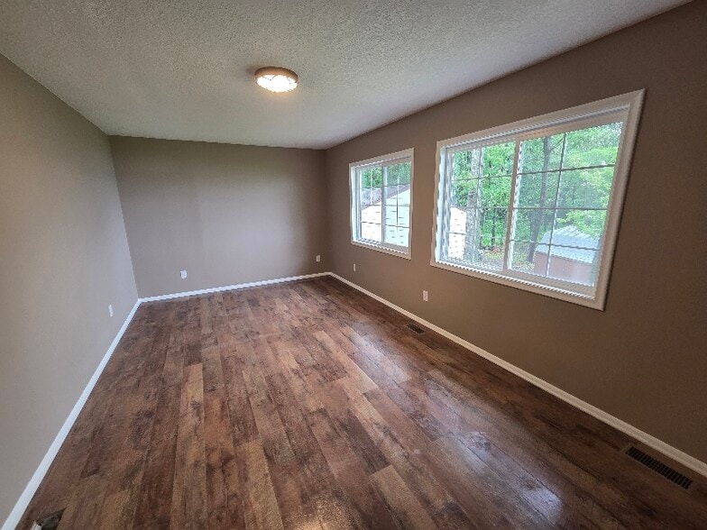 Building Photo - 3311 Interlachen Dr NE