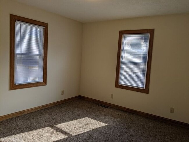 Building Photo - 2 Bedroom 1 Bath Home