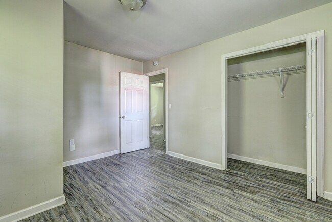 Building Photo - 2069 Hillcrest Dr