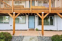 Building Photo - Updated Lakeshore Area Condo