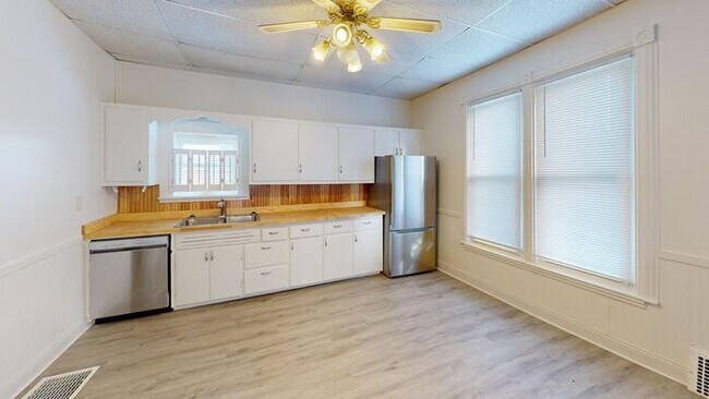 Primary Photo - 1204 2nd St NW