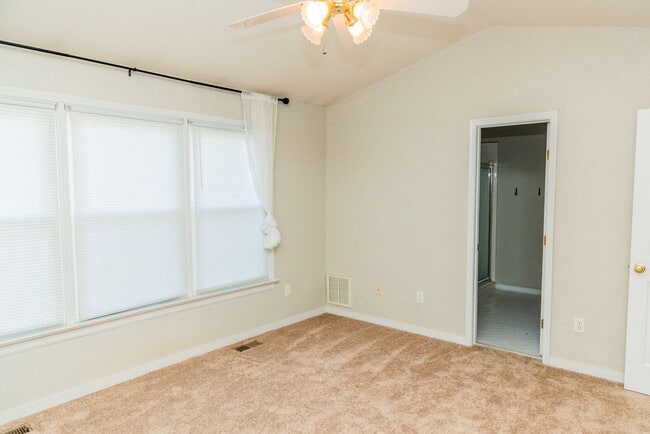 Building Photo - Lovely 3 bedroom, 2.5 Bathroom townhouse s...