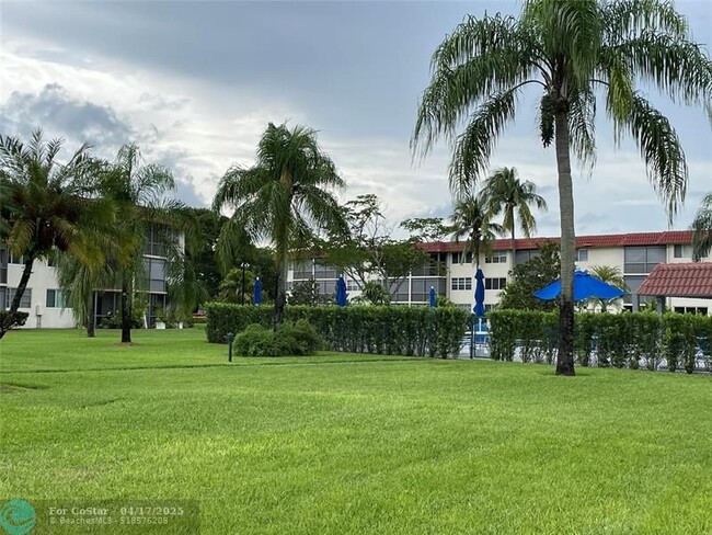 Building Photo - 9420 S Hollybrook Lake Dr