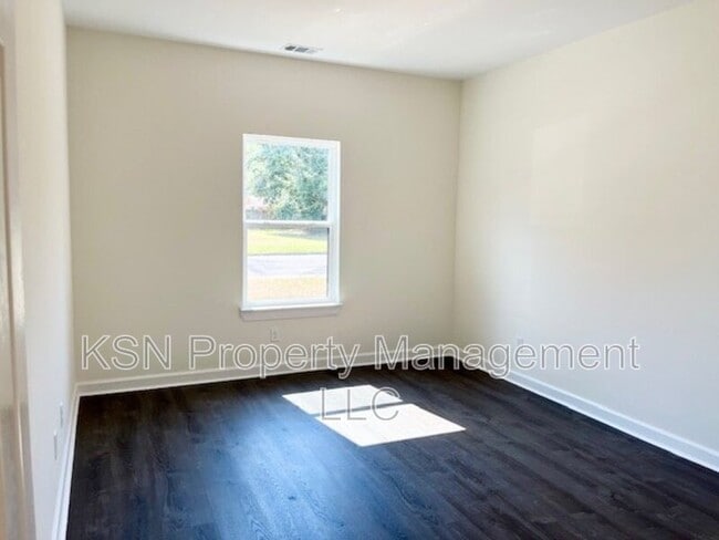 Building Photo - 2204 Iowa St