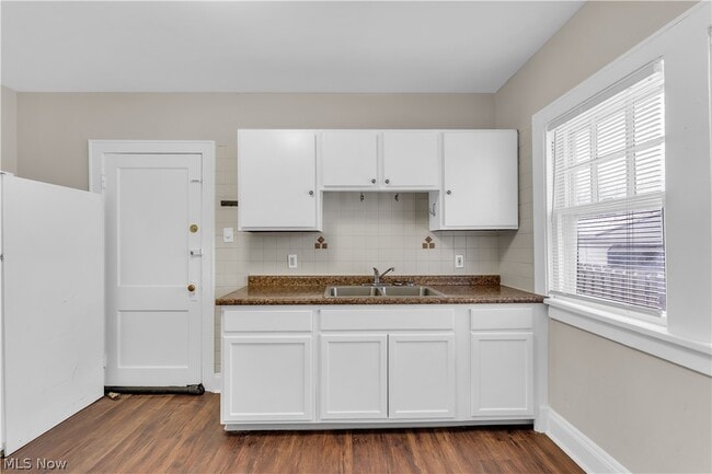 Building Photo - 9609 Sladden Ave