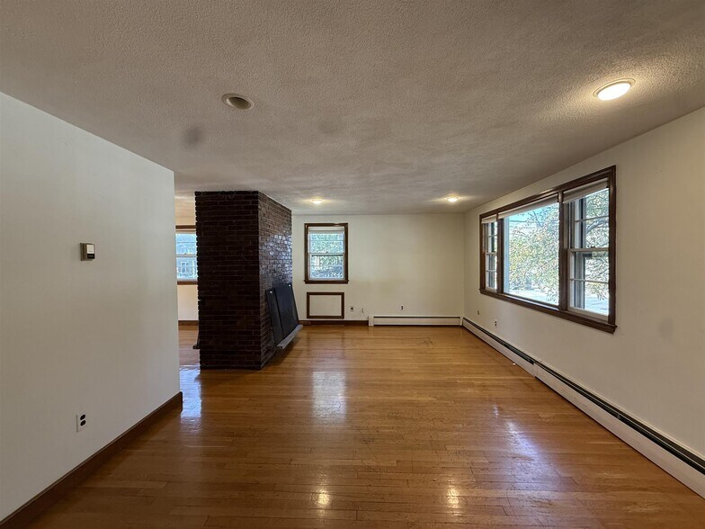 Building Photo - 22 Saville St