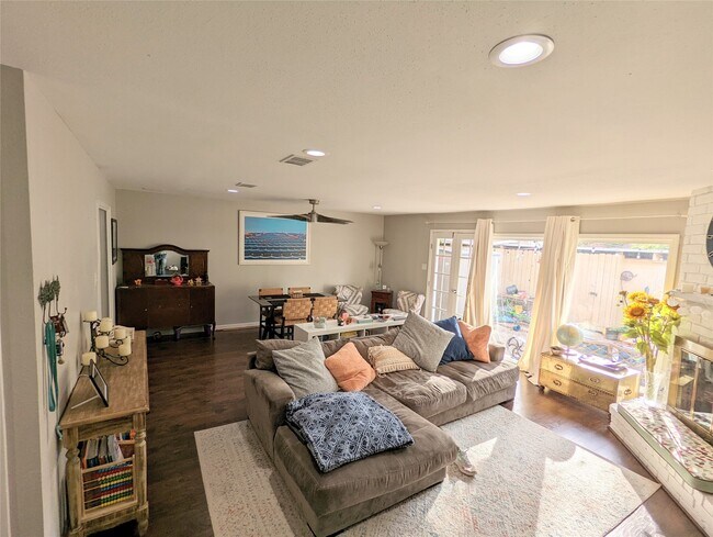 Building Photo - 13374 Trail Hollow Dr