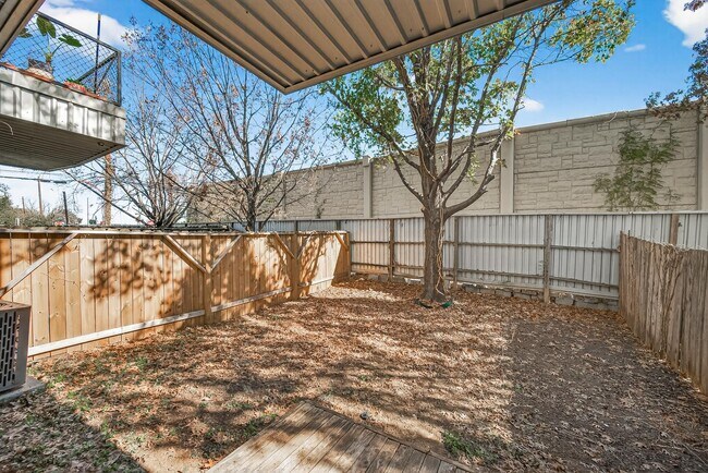 Building Photo - 6911 Yellowstone Way Dr