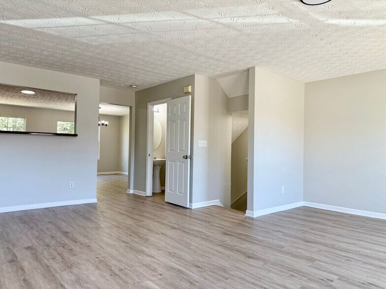 Building Photo - 1708 Redan E