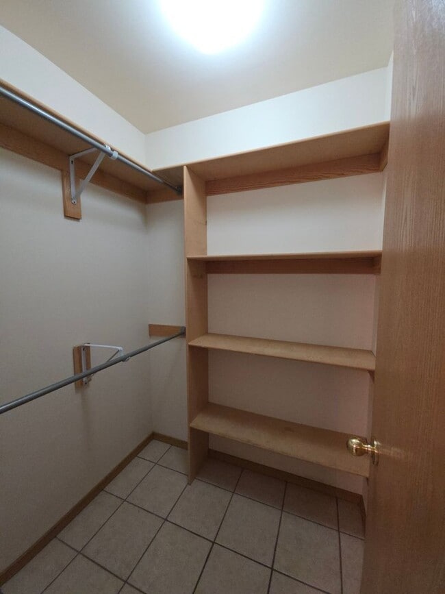 Building Photo - 1109 S Oswego Ave