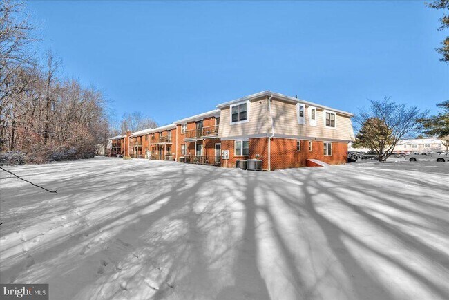 Building Photo - 915 Silver Ct