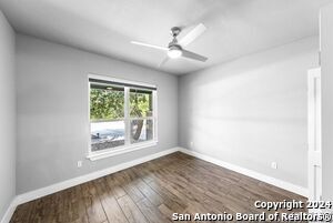 Building Photo - 950 Paradise Dr