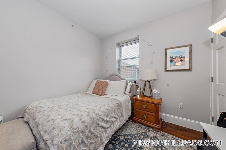 Building Photo - 16 Sewall St