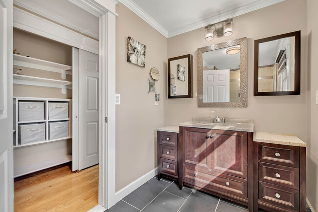 Well appointed full bath upstairs and beautiful line closet - 1500 Cambridge Dr