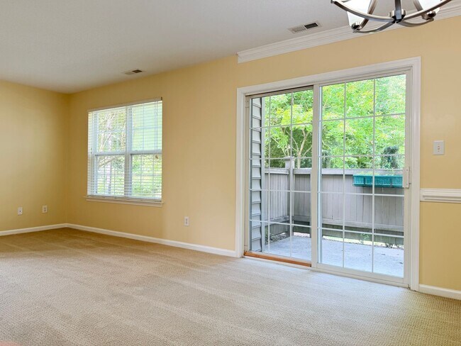 Building Photo - Bright 2 bed end unit Williamsburg