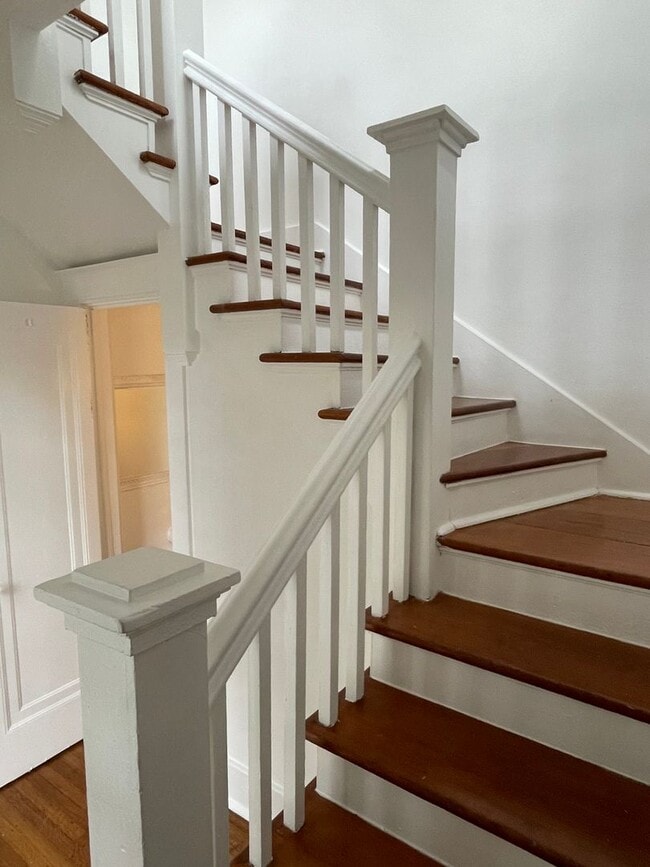 Building Photo - Huge 4BD/2.5BA with Sunroom and Backyard