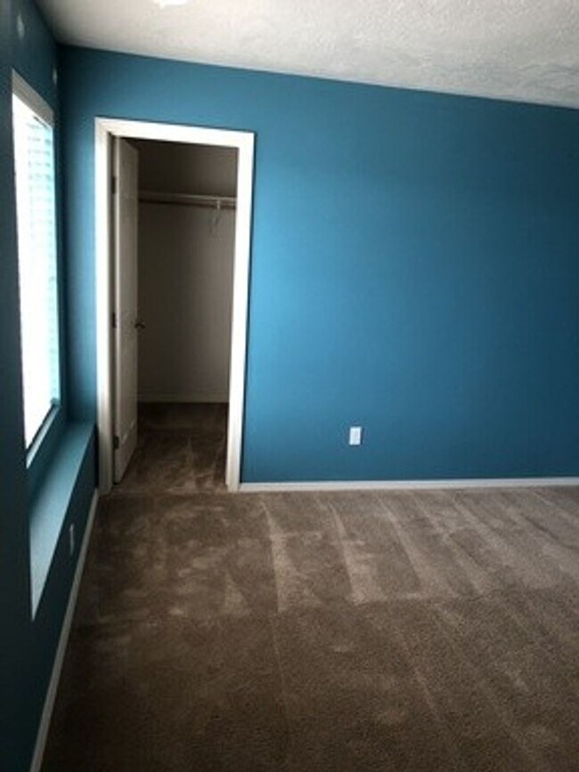 Building Photo - Walking distance to Settlers Park