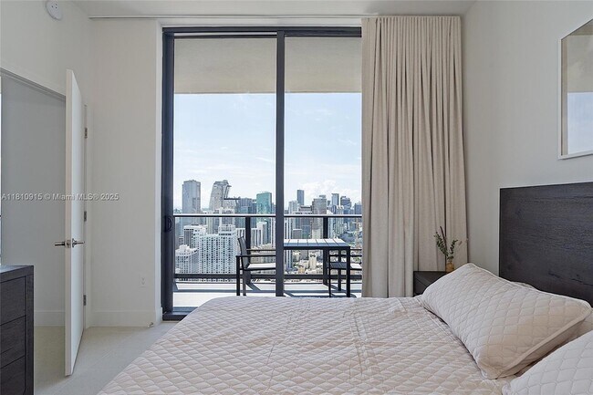 Building Photo - 601 NE 1st Ave