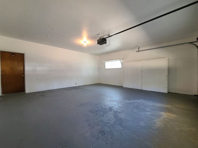Building Photo - Spacious 4-Bed, 1.5-Bath Home in Benton Ha...