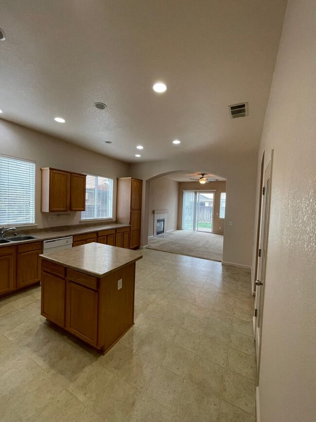 Building Photo - This charming 3/bed 2/bath welcomes you home.