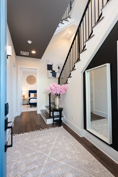 Building Photo - 917 Thompson St