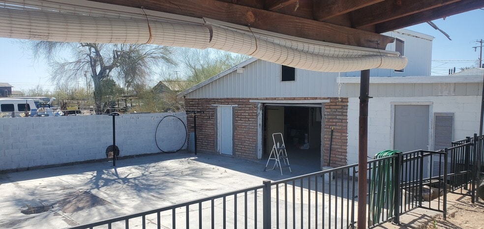 Building Photo - 1040 N Lyons Ave