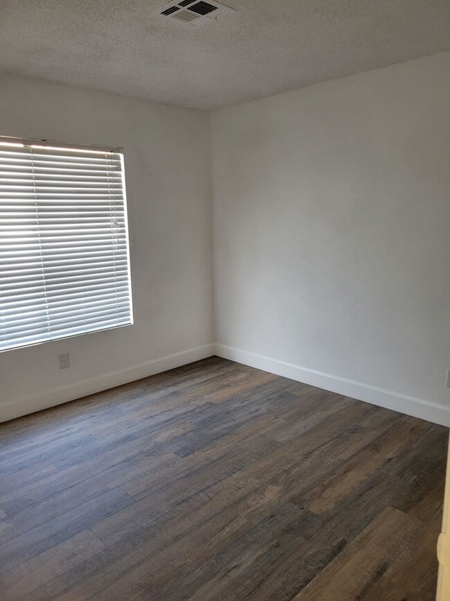 Building Photo - Rent Ready Single Story Townhome 3/2/ with 2 car