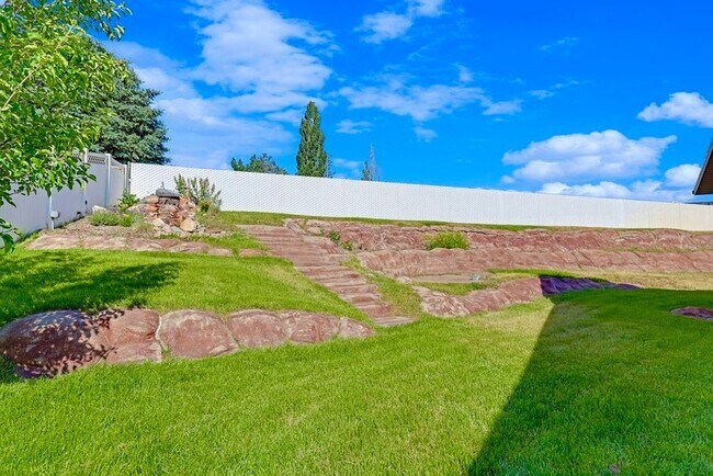 Building Photo - 2093 E View Dr
