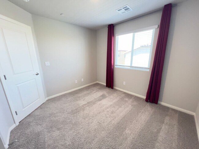 Building Photo - 4 bedroom, 2.5 bathroom home located in North West, Las Vegas