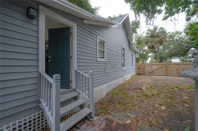 Building Photo - 812 E Bryan St