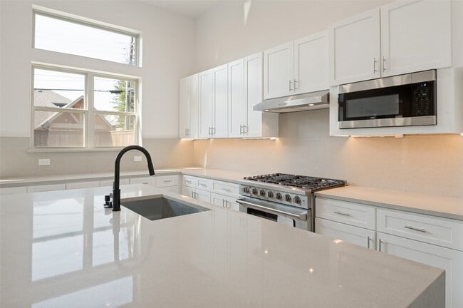 Building Photo - 2654 Mt View Dr